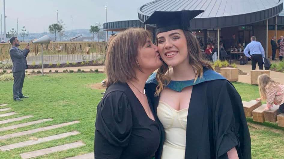 Sophie Morgan gyda'i mam Erica ar ddiwrnod ei graddio