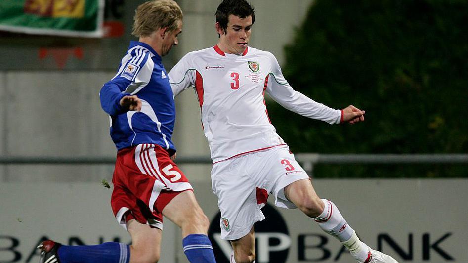 Roedd Gareth Bale yn aelod o dîm Cymru enillodd o 2-0 yn erbyn Liechtenstein yn Vaduz yn 2009