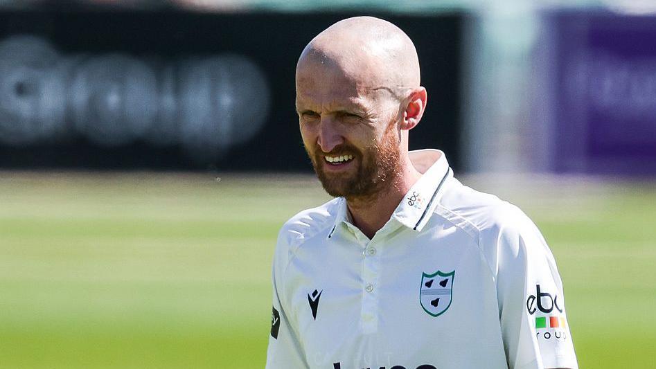 Olly Hannon-Dalby en acción con Worcestershire.