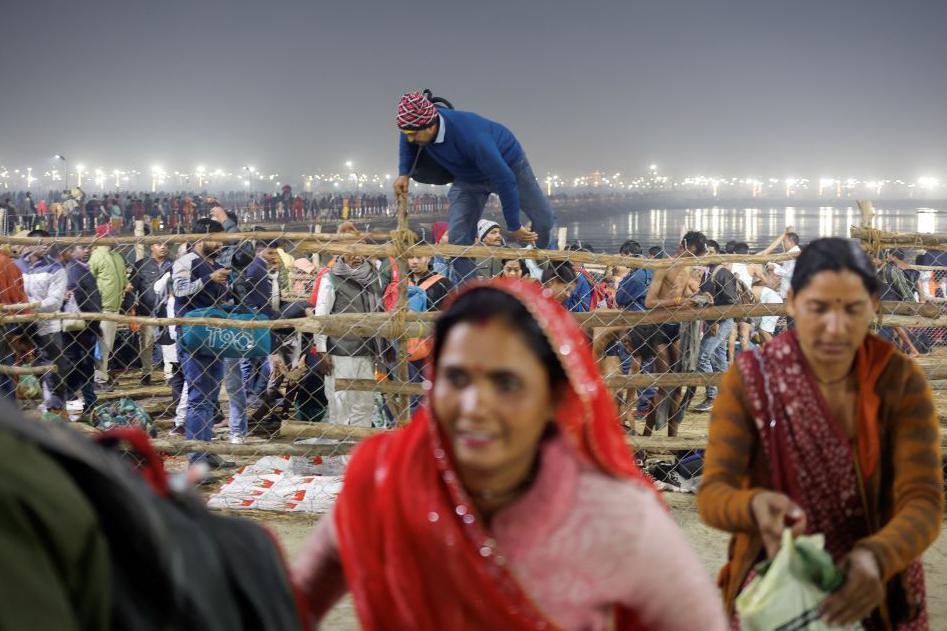  A man climbs over a fence, after a stampede before the second "Shahi Snan" (grand bath), at the "Kumbh Mela" or the Pitcher Festival, in Prayagraj, previously known as Allahabad, India, January 29, 2025.