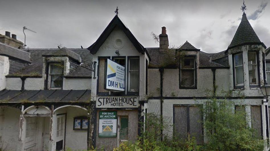 The hotel has an almost gothic look to it. The property is derelict and has for sale signs on it and one over the boarded up entrance that reads: Struan House Hotel.