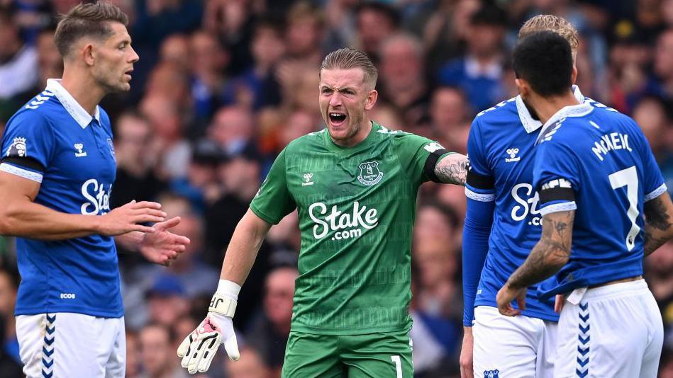 Pickford gives advice to some of his Everton team-mates