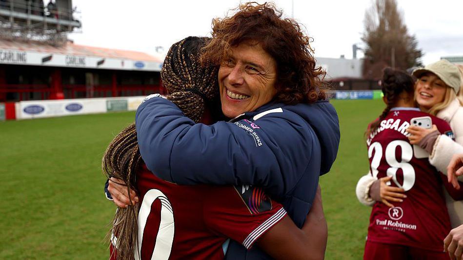 Rita Guarino, Manager of West Ham United, celebrates with Viviane Asseyi 