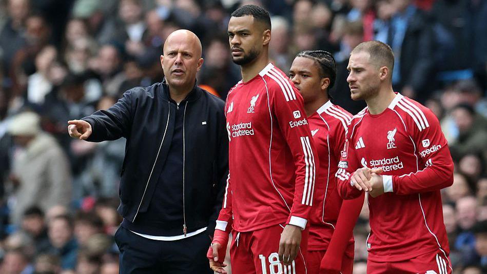 Arne Slot on the touchline talking to Cody Gakpo, Rio Ngumoha and Alexis Mac Allister