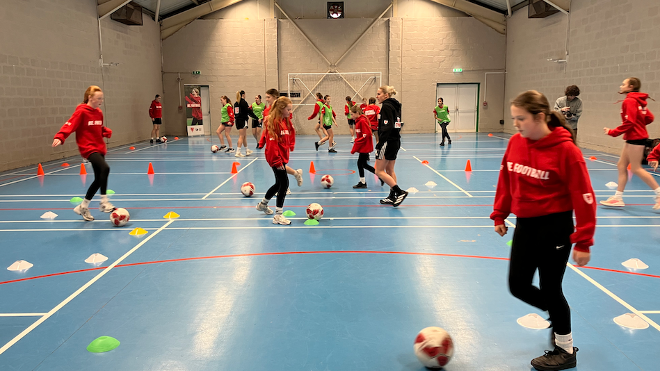 Merched yn chwarae pêl-droed