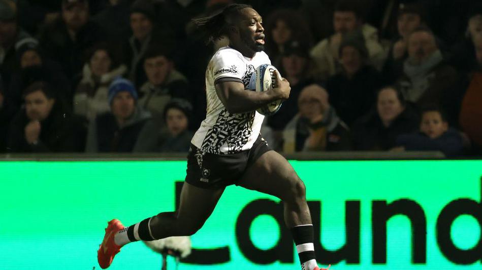 Gabriel Ibitoye running with the ball during a match last season