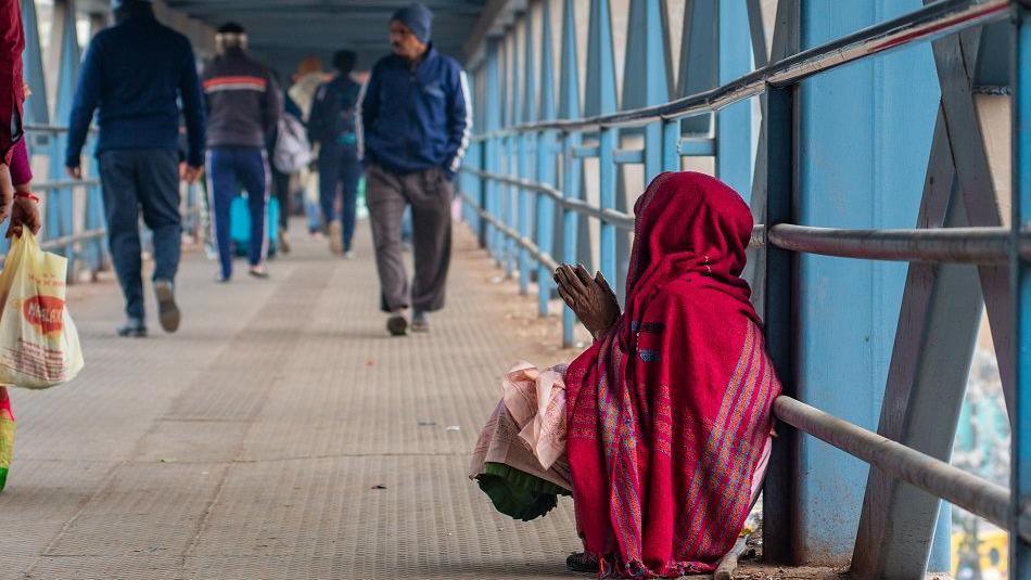 A woman begs in Uttar Pradesh