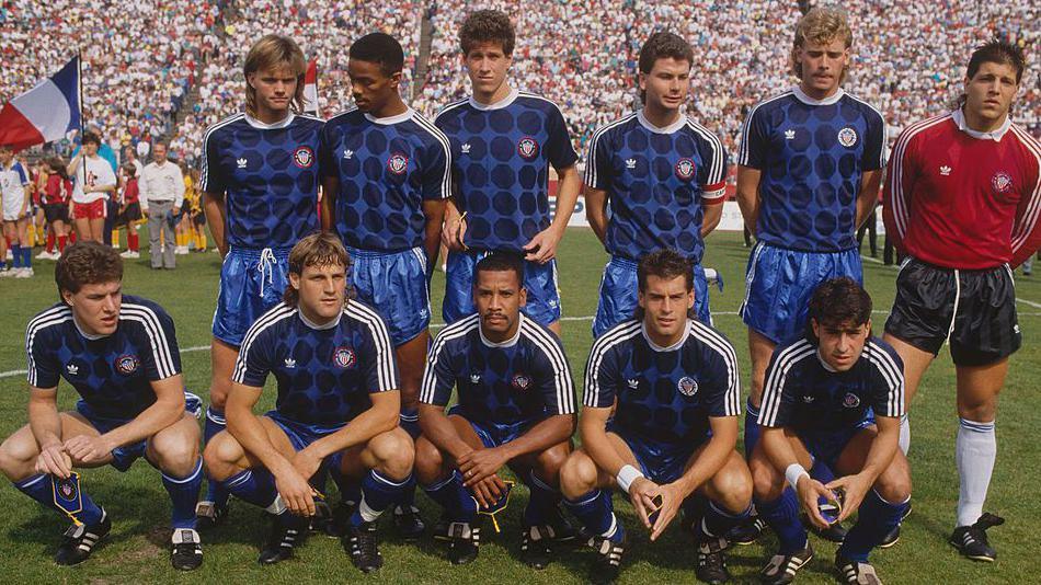 USA pose for a team photo at the 1990 World Cup