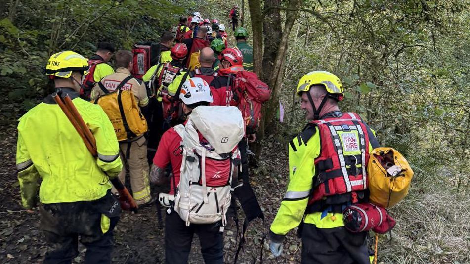 Llun y timau achub ar y llwybr ble cwympodd Leah