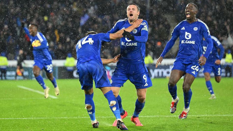 Jamie Vardy celebrating with Leicester team-mates