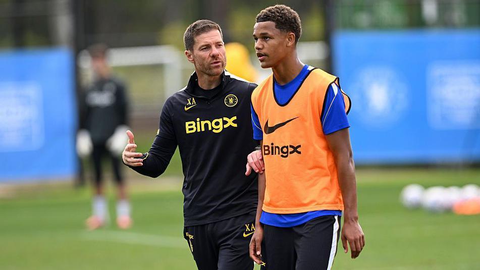 Alonso talking to Mahdi Nicoll-Jazuli