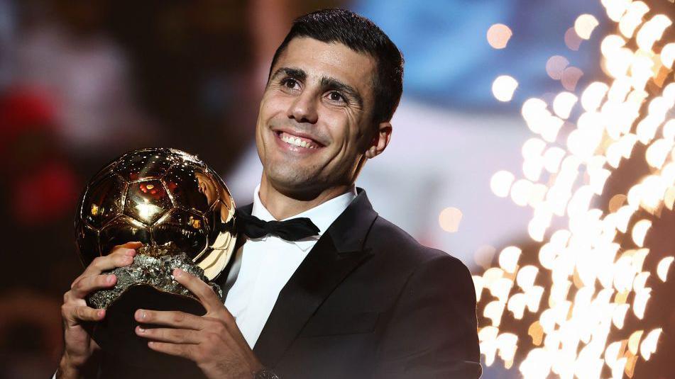 Rodri holding up the 2024 Balon d'Or trophy