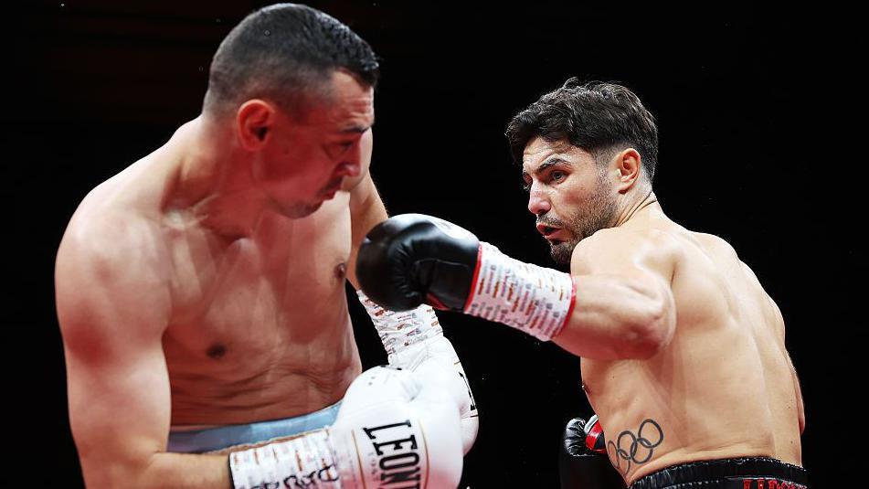 Josh Kelly lands a punch on Flavius Biea