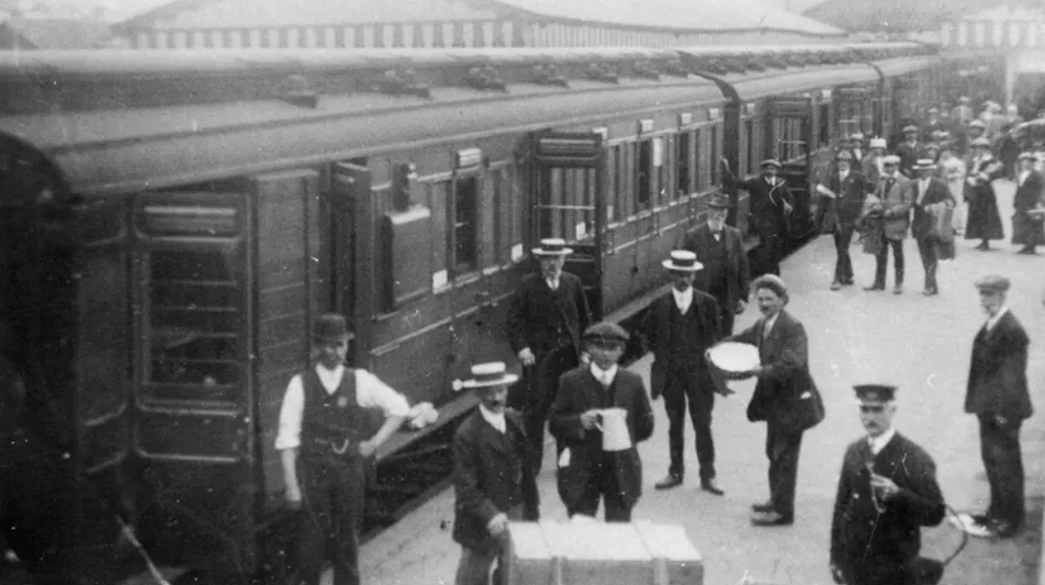 An old black and white photo showing passengers using the Somerset and Dorset railway line