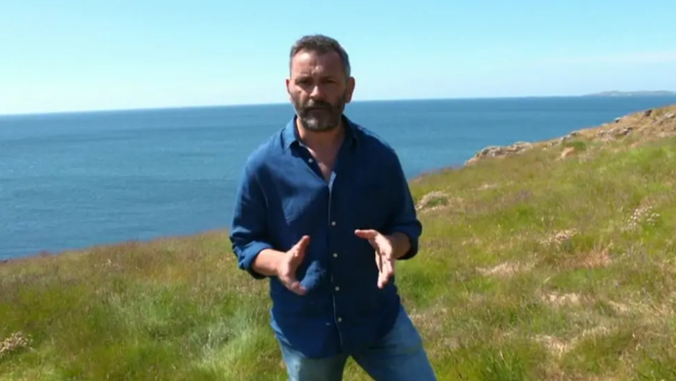 Tudur Owen ar lethr ger y môr o eitem deledu ar golli enwau traddodiadol Cymraeg yn 2018