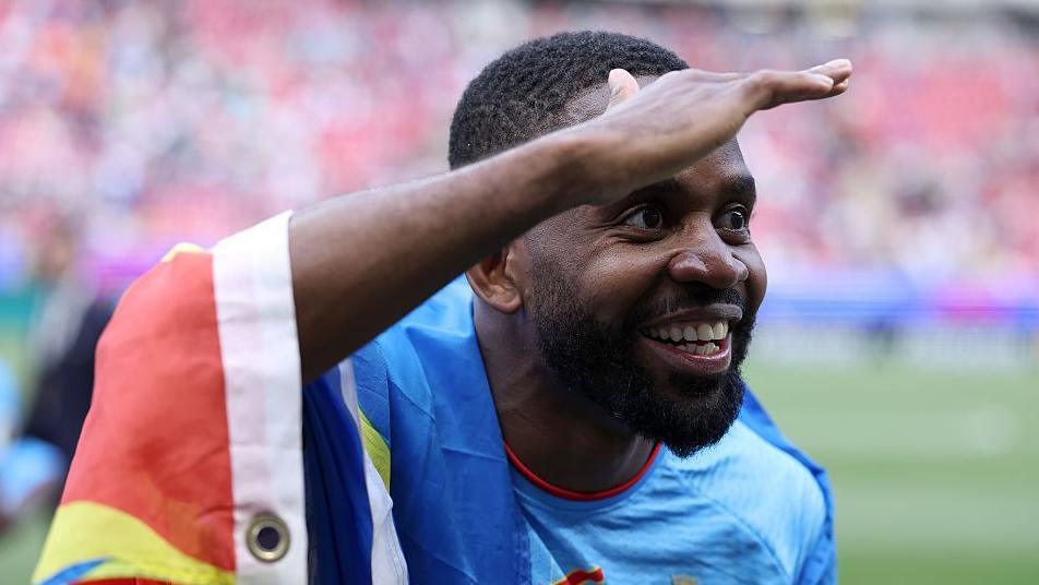 Cédric Bakambu celebrates after DR Congo qualified for this year's World Cup