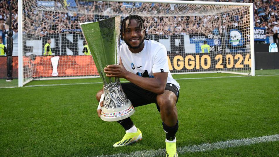 Ademola Lookman celebrating with the Europa League trophy