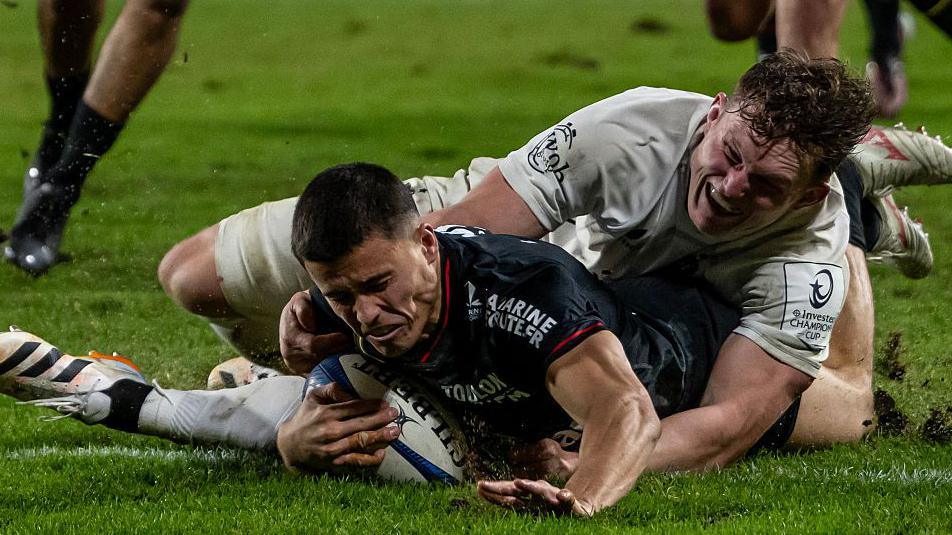 Toulon wing Gael Drean scores