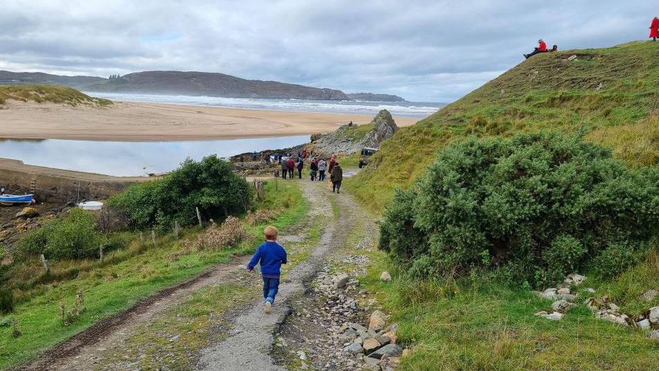 Sluagh a' dèanamh air cur air bhog a' bhàta