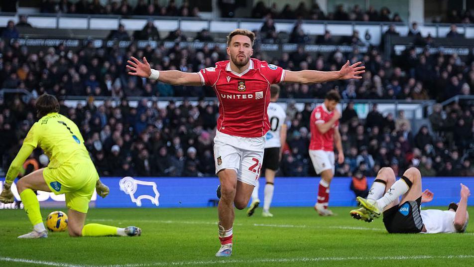 Sam Smith yn sgorio ym muddugoliaeth Wrecsam o 2-1 yn erbyn County