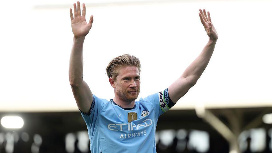 Kevin De Bruyne of Manchester City acknowledges the fans after his final game for the team, following the Premier League match between Fulham FC and Manchester City FC at Craven Cottage on May 25, 2025 in London, England.