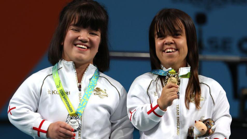 Olivia Broome and Zoe Newson with their Commonwealth Games medals