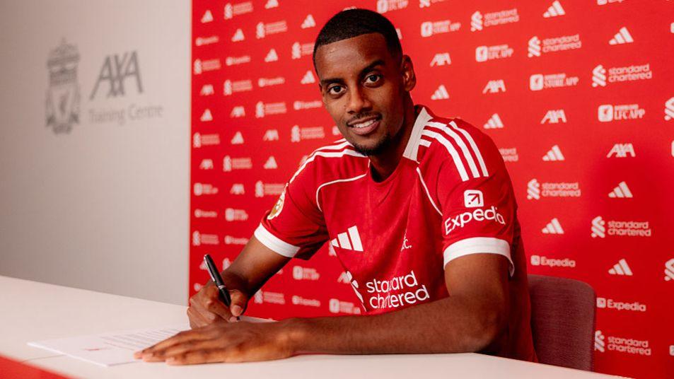 Alexander Isak signing his Liverpool contract
