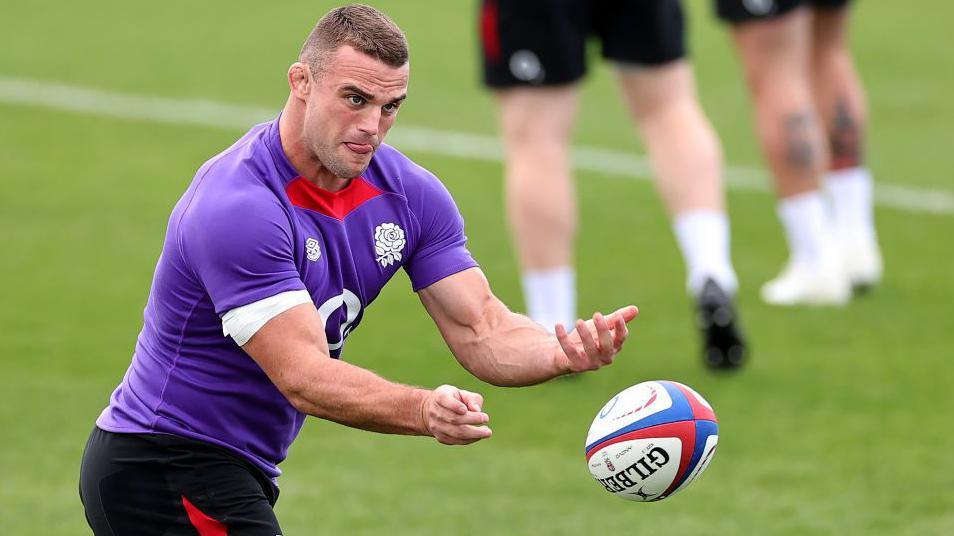 Ben Earl passing the ball in England training