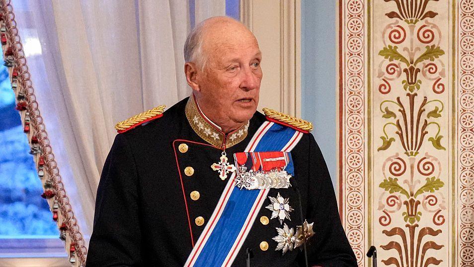 King Harald V in military regalia making a speech