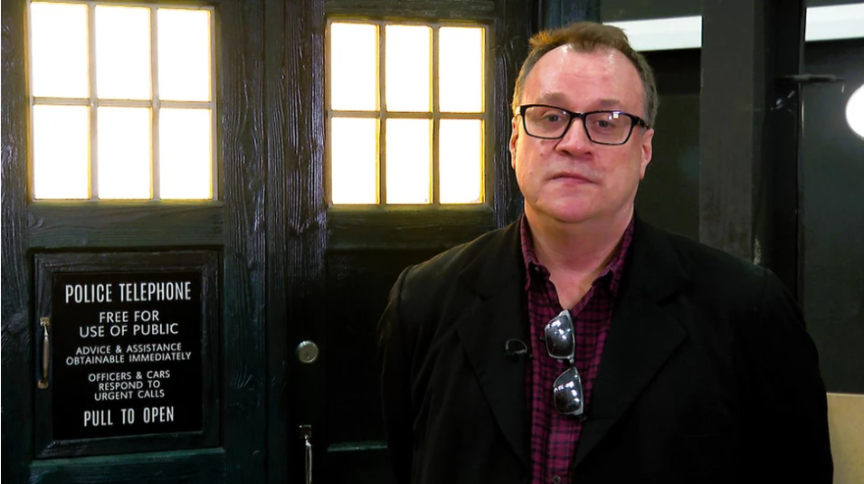 Russell T Davies o flaen y Tardis
