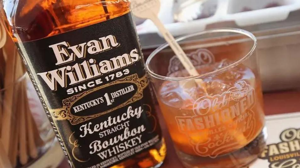 Evan Williams yw un o wisgi bourbon mwyaf poblogaidd y byd 