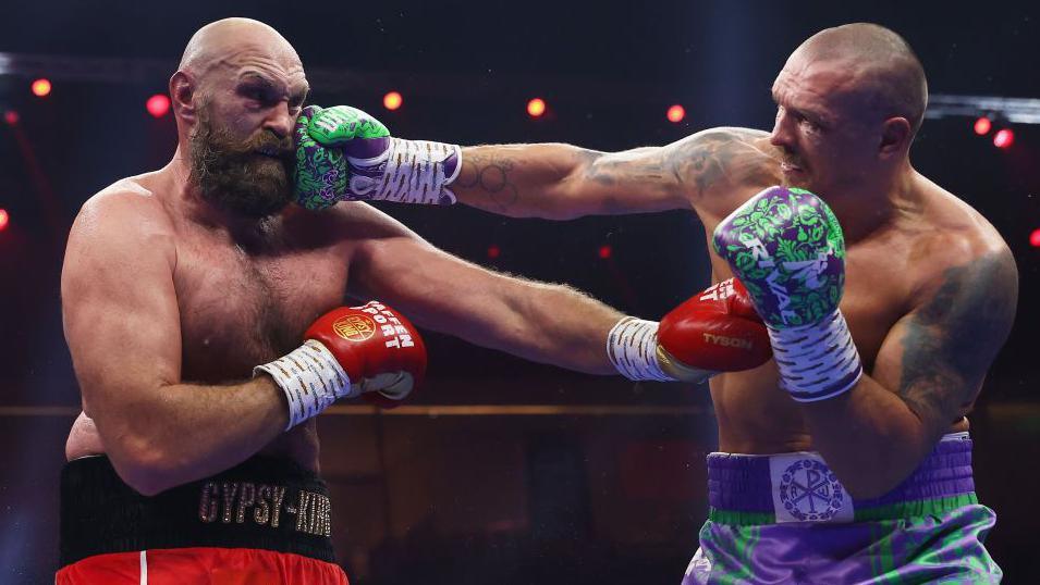 Oleksandr Usyk lands a right hook on Tyson Fury