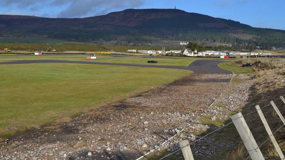 Debris on race circuit