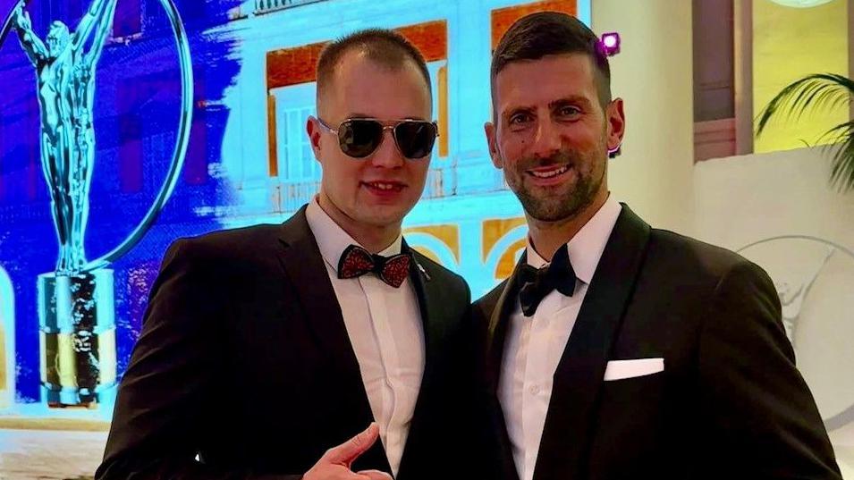 Danylo Chufarov poses with Novak Djokovic with his thumbs up