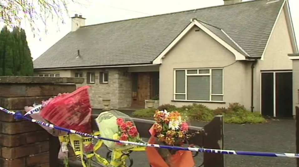 Blodau a thâp heddlu wrth fynedfa cartref Mabel Leyshon