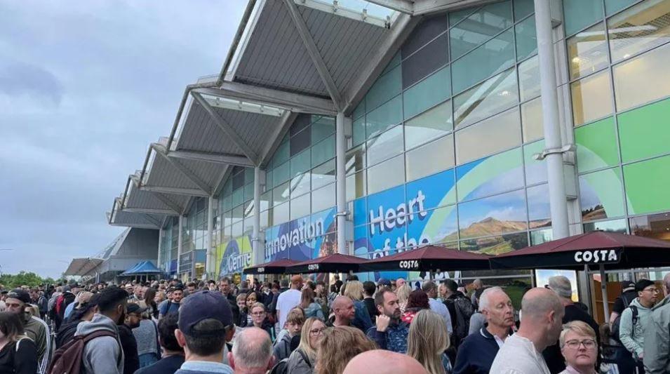 Queues at airport