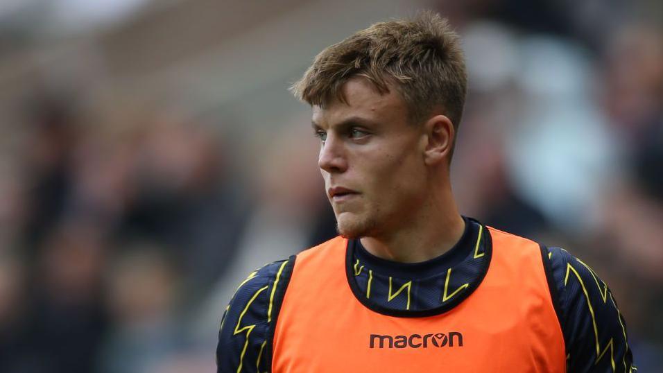 Will Goodwin warming up for Oxford United