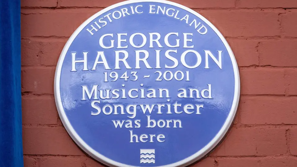 A close up of the blue plaque dedicated to George Harrison. It reads: George Harrison, 1943-2001, musician and songwriter was born here.