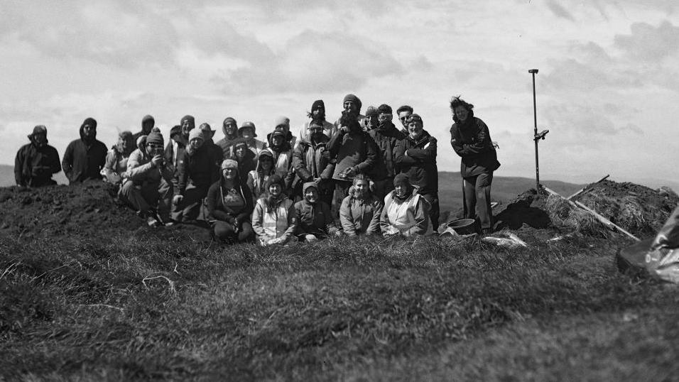 A group picture of archaeologists and volunteers at the archaeological site