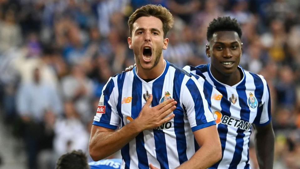 Nico Gonzalez puts his hand on the Porto badge