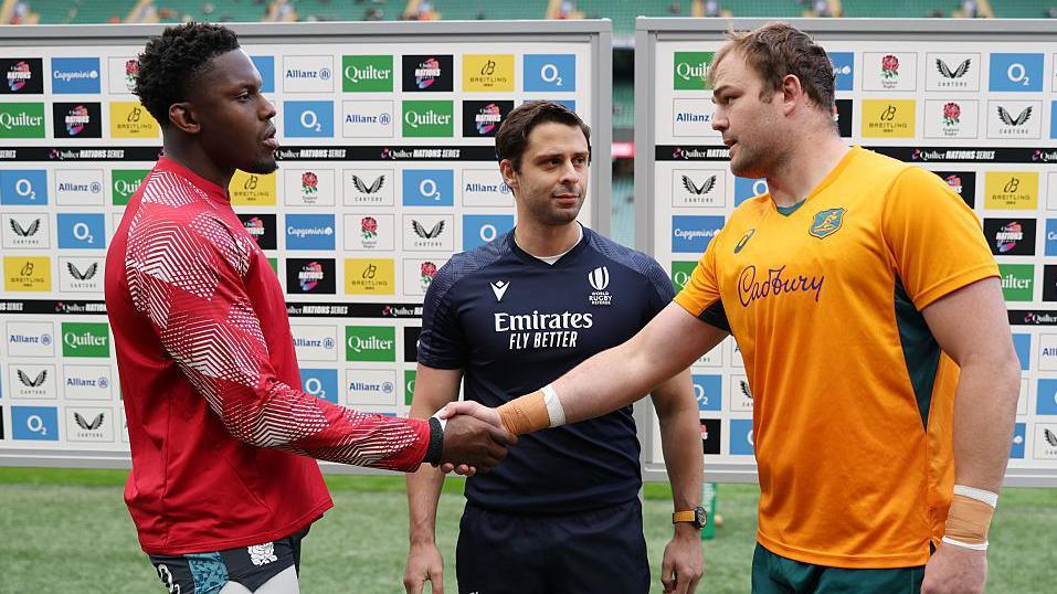 Refereen Nika Amashukeli with England captain Maro Itoje and Australia skipper Harry Wilson