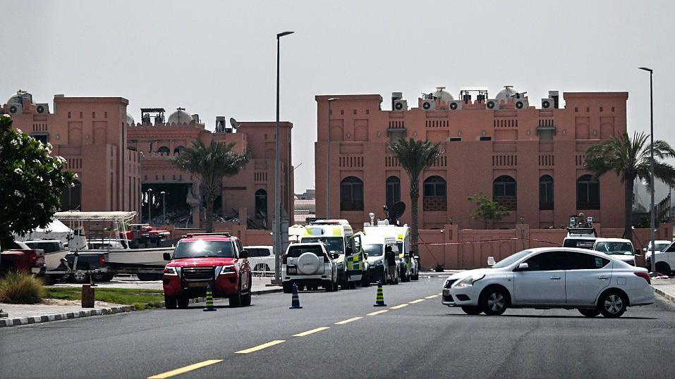 Qatari emergency services work at the scene of an Israeli strike on a residential complex that housed Hamas leaders, in Doha, Qatar (10 September 2025)