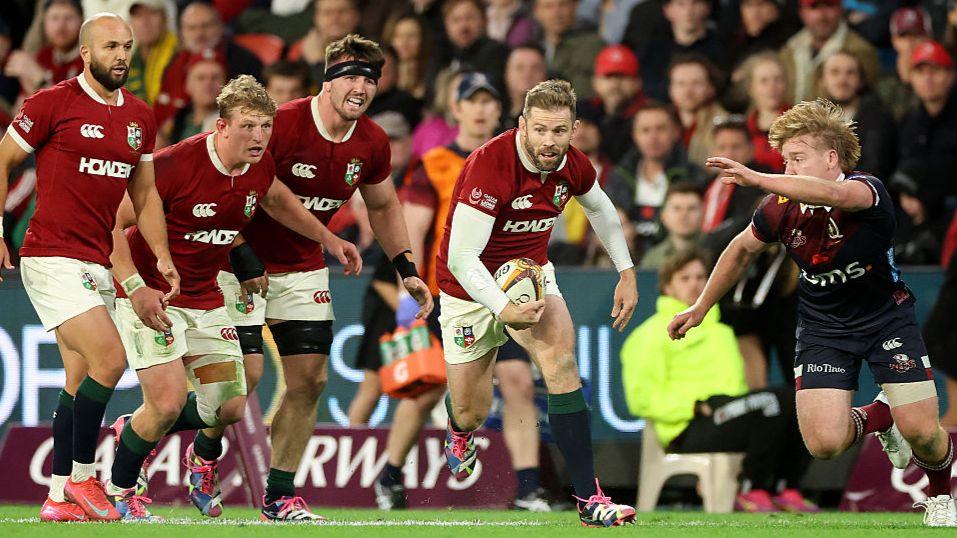 Elliot Daly runs with the ball