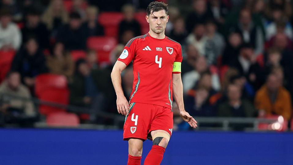 Ben Davies yn chwarae'n y golled o 4-2 yn erbyn Gwlad Belg