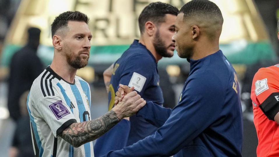 Lionel Messi and Kylian Mbappe shake hands