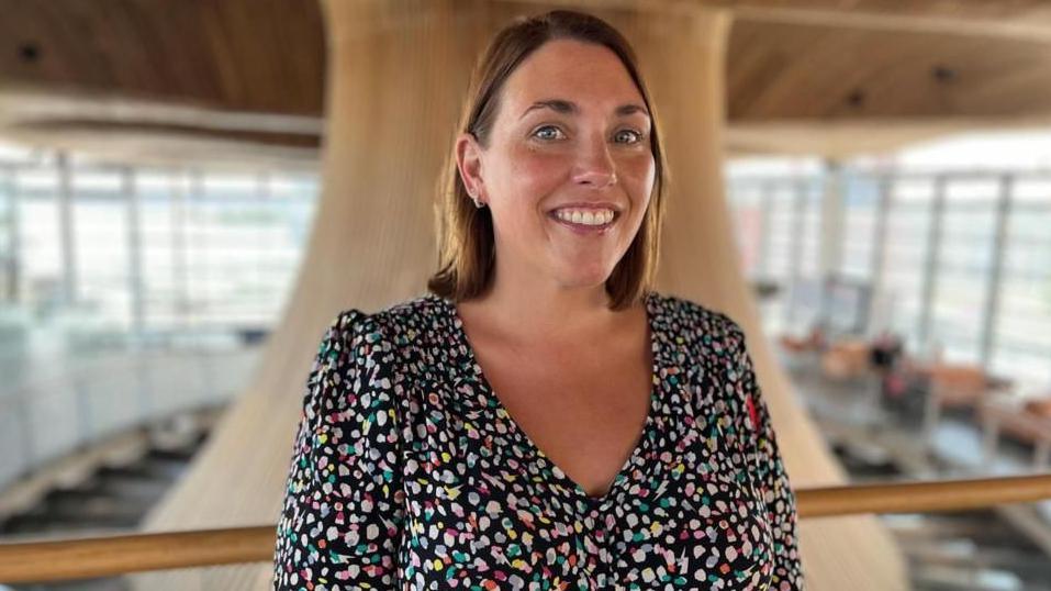 Llun o Heledd Fychan yn Senedd Cymru.