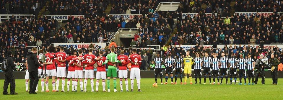 Newcastle players during the minutes applause for Pavel Srnicek before the match