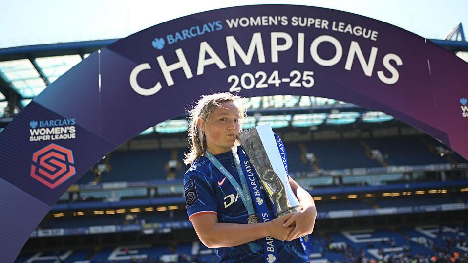 Erin Cuthbert holding the WSL title