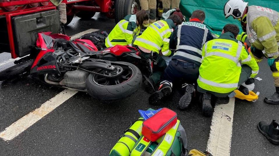 Beep doctors at a road accident