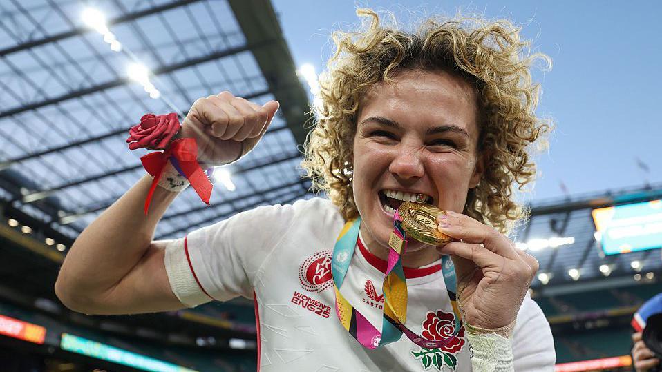 Ellie Kildunne biting her winner's medal after winning the World Cup.